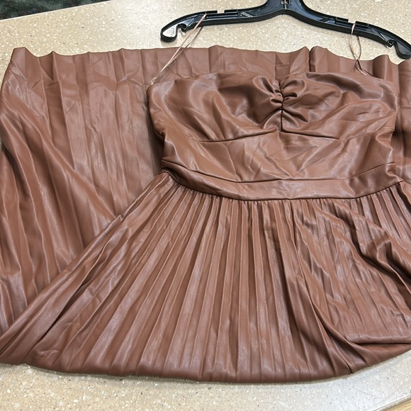 Scoop Women's Ultimate Faux Leather Strapless Pleated Midi Dress - NWT - Picture 5 of 6